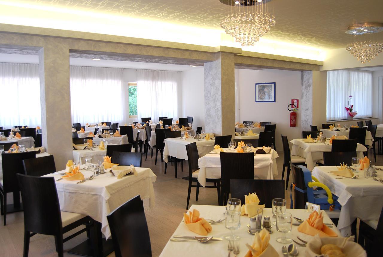 Hotel Old River Lignano Sabbiadoro Exterior foto